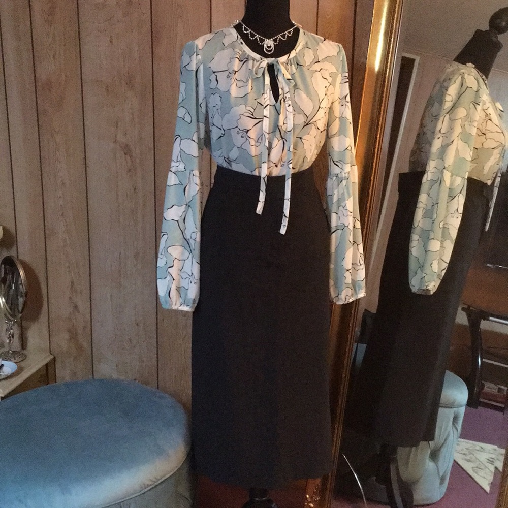 DKNY midi pencil skirt WITH POCKETS!